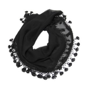 Černý šátek s třásněmi