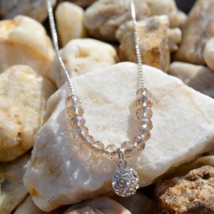 Jemný korálkový náhrdelník s kamínkem 1