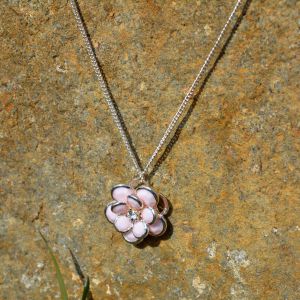Růžový náhrdelník s kytičkou 2