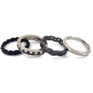 Sada čtyř prstenů s kamínky černé a ocelové barvy
