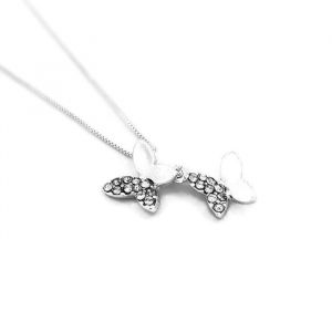 Jemný náhrdelník s motýlky ve stříbrné barvě